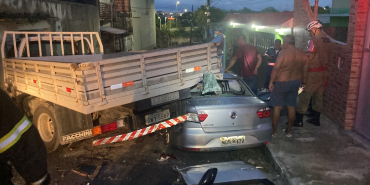 Homem morre e outro fica ferido ao colidirem carro caminhão