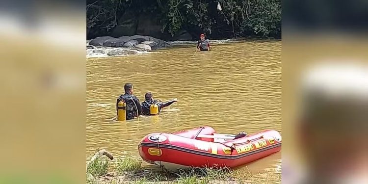 Trag Dia Pai Tentar Salvar Filho De Afogamento E Ambos Morrem