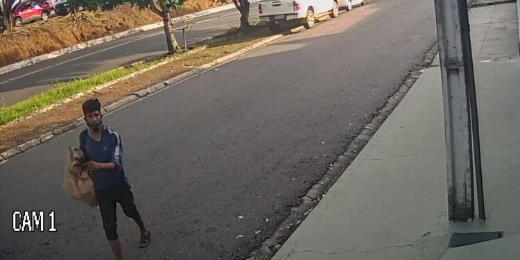 Um dos bandidos foi visto saindo e caminhando pela avenida. Foto: Reprodução