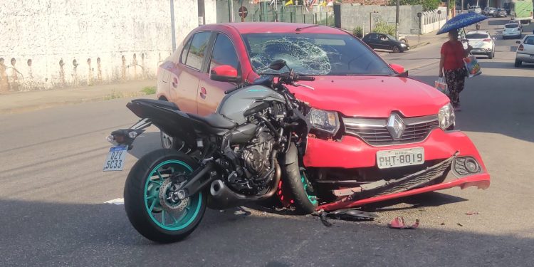 No local o idoso contou para a polícia que o motociclista invadiu a contramão no momento em que ele fazia um retorno; mas nas imagens é possível ver que ele foi quem causou o acidente. Fotos: Edila Chaves