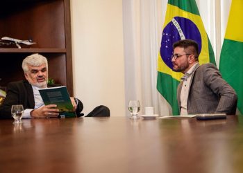 O conselheiro do Tribunal de Contas do Amazonas (TCE-AM), Júlio Assis Corrêa Pinheiro, esteve reunido com o governador do Acre, Gladson Cameli. Foto: Divulgação