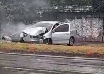 VÍDEO: Com pneu careca, motorista perde o controle e colide contra o poste na Avenida Torquato Tapajós